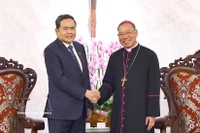 Le président de l’Assemblée nationale, Tran Thanh Man, et l’archevêque de Hanoï, Vu Van Thien. Photo: VNA