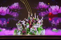 Le temps fort de la soirée d’ouverture est le programme artistique intitulé « Parfums et Couleurs de Tay Ninh », une œuvre scénographique soignée retraçant le processus de formation et de développement de Tay Ninh. Photo: VNA
