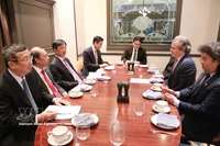 Séance de travail avec Rosen Partners. Photo: VNA