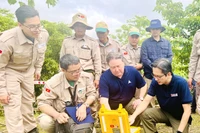 Le vice-ministre des Affaires étrangères, Do Hung Viet, et l’ambassadeur des États-Unis au Vietnam, Marc E. Knapper, appuient sur le bouton de mise à feu pour la destruction de bombes et mines à la commune de Huong Tan, district de Huong Hoa, province de Quang Tri, le 2 avril 2025. Photo: VNA