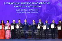 Le Premier ministre Pham Minh Chinh et le général Nguyen Trong Nghia, chef du Département politique général de l'Armée populaire vietnamienne, remettent le prix A aux lauréats. Photo : VNA