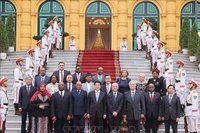 Le président Luong Cuong et des ambassadeurs. Photo: VNA