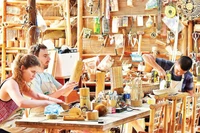 Des touristes fabriquent leurs propres souvenirs en bambou dans un atelier d'artisanat à Da Nang. Photo : nhandan.vn