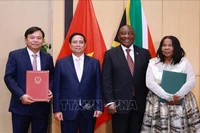 Le Premier ministre Pham Minh Chinh et le président sud-africain, Matamela Cyril Ramaphosa, assistent à la signature d'un mémorandum d'entente sur la coopération agricole entre le ministère vietnamien de l'Agriculture et de l'Environnement et le ministère sud-africain de l'Agriculture. Photo: VNA
