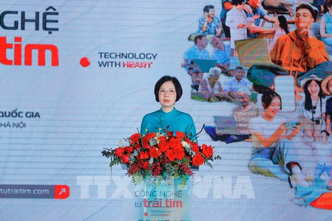 La directrice général de la VNA, Vu Viêt Trang, s'exprime lors de la cérémonie. Photo: VNA 103922-le-trao-giai-va-trung-bay-giai-thuong-cong-nghe-tu-trai-tim-.jpg