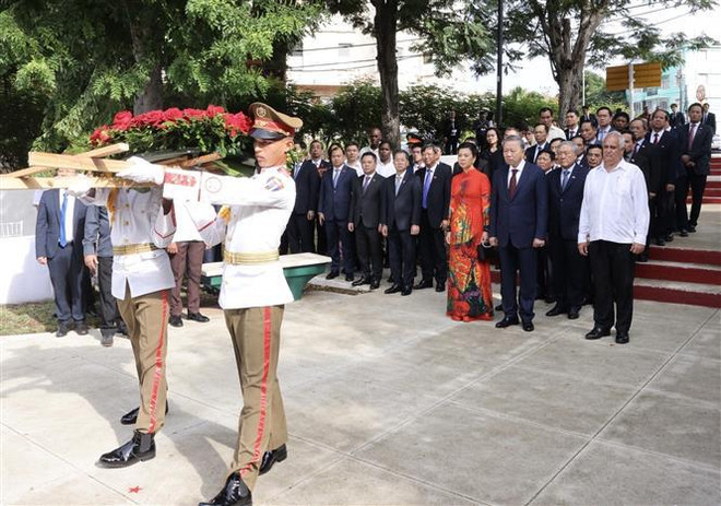Le secrétaire général du Comité central du Parti communiste du Vietnam (PCV) et président de l'État, Tô Lâm, son épouse et une délégation vietnamienne de haut rang déposent une gerbe de fleurs devant la statue monumentale du Président Hô Chi Minh, située au cœur du parc Hô Chi Minh à La Havane. Photo: VNA cuba_7620983.jpg
