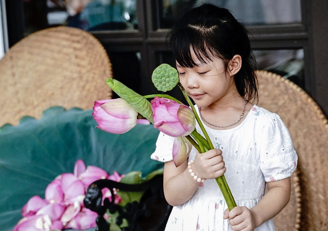 Une petite fille avec des lotus Bach Diêp. Photo : VNA 6 (1).jpg