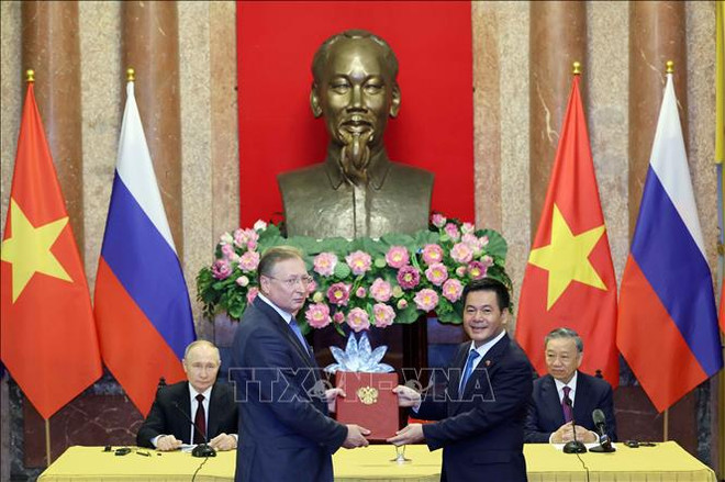 Les présidents To Lam et Vladimir Poutine ont assisté à la cérémonie d’échange de documents de coopération signés à l’occasion de la visite du dirigeant russe au Vietnam. Photo: VNA uuid=AC4C01F5-86BB-4EE3-A27B-FEF5950534AF&library=1&type=1&mode=1&loc=true&cap=true.jpg
