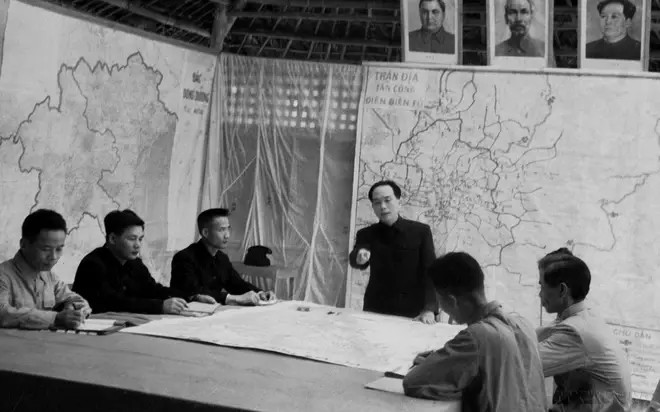 L'état-major général de l'Armée populaire vietnamienne étudie les stratégies de combat. Photo : archives de la VNA 26.jpg