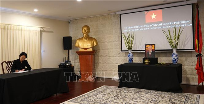 Dans le registre de condoléances, Michelle Chan, vice-ministre australienne des Affaires étrangères et du Commerce, a exprimé les profondes condoléances du gouvernement australien pour le décès du secrétaire général du Parti Nguyên Phu Trong et a adressé ses condoléances à sa famille, ainsi que le gouvernement et le peuple du Vietnam. Photo: VNA australia-250724.jpg