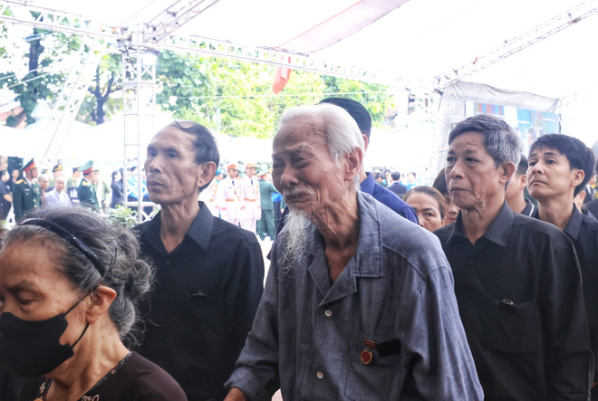 Des habitants rendent hommage au secrétaire général du Parti Nguyên Phu Trong. Photo: VNA dong_hoi_huyen_dong_anh_7500631.jpeg
