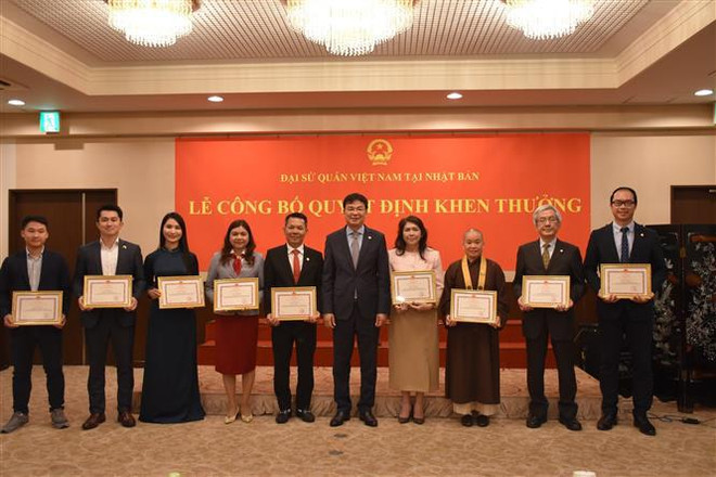 L’ambassadeur du Vietnam au Japon, Pham Quang Hiêu, remet des certificats de mérite à 16 groupes et 35 individus pour leurs activités communautaires excellentes en 2023. Photo: VNA vna_potal_tok06073_pb_dai_su_quan_viet_nam_tai_nhat_ban_trao_tang_giay_khen_cho_cac_tap_the_ca_nhan_co_thanh_tich_xuat_sac_trong_hoat_dong_cong_dong__7421950.jpg