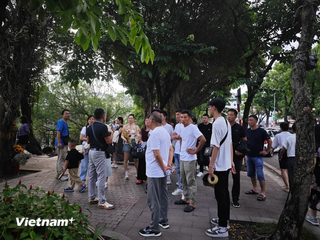 Des toutistes étrangers au Vietnam. Photo: VietnamPlus khach.jpg.jpg