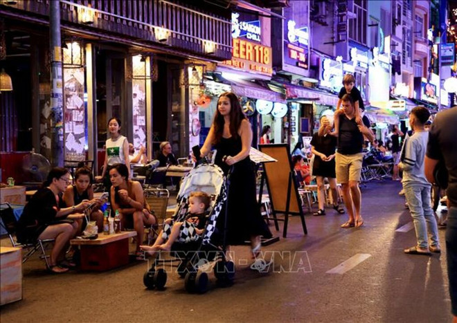 Des touristes étrangers à Hô Chi Minh-Ville. Photo: VNA touristes.jpg