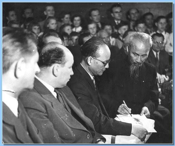 Le Président Hô Chi Minh visite la ville de Chrastava en 1957. Photo: VNA vna_potal_noi_luu_dau_chu_tich_ho_chi_minh_tung_den_tham_tai_ch_sec_7616997.jpg