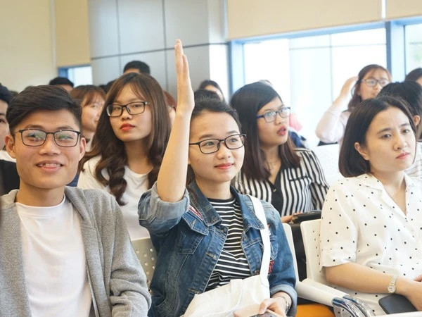 Les bourses destinées aux candidates visent à éliminer les barrières entre les sexes dans le domaine des STEM. Photo: VietnamPlus hoi-dong-anhjpg-790.jpeg.jpg