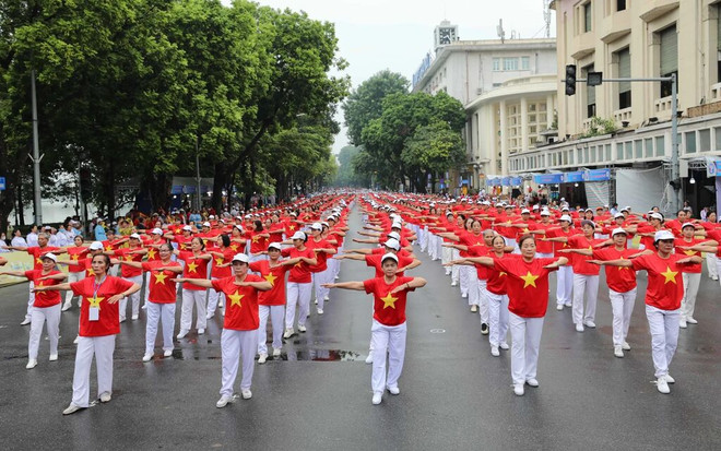 Performance sportive et artistique de 2.000 personnes âgées de Hanoi. Photo: VNA 100311-ts.jpg