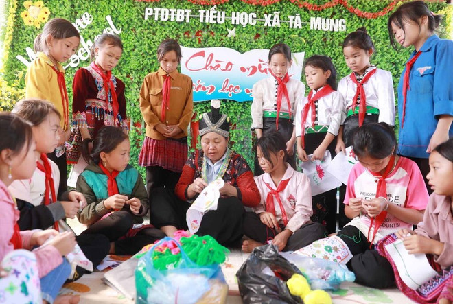 Ces élèves filles issues des ethnies minoritaires apprennent la couture et la broderie des vêtements traditionnels afin de préserver les spécificités culturelles de leur propre ethnie. Photo: VNA hoc_sinh_7713024.jpg