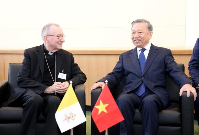 Le secrétaire général du Parti et président Tô Lâm rencontre le Premier ministre du Vatican, cardinal Pietro Parolin, en septembre 2024 à New York, aux Etats-Unis. Photo: VNA. 180435-062707-vna_potal_tong_bi_thu_chu_tich_nuoc_to_lam_gap_thu_tuong_toa_thanh_vatican_7610271.jpg