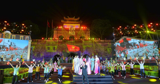 Le Carnaval de l’ao dài “Femmes de la capitale : Intégration et développement” de l’année 2024, est organisé à la Citadelle impériale de Thang Long. Photo: VNA ao_dai.jpg