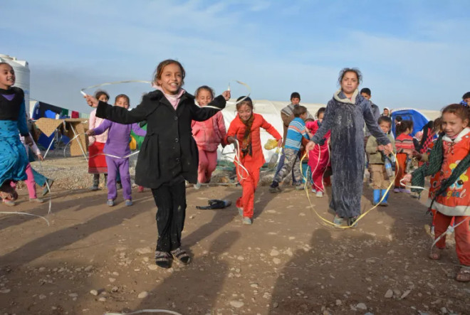 Des enfants irakiens dans un camp de réfugiés à Mossoul, en Irak. Photo: AFP/VNA em_gai.jpg
