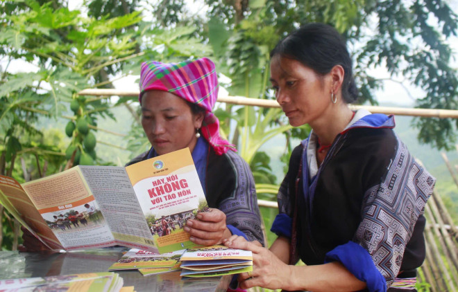 Sensibilisation des habitants de la commune de Muong Cang, district de Than Uyên, province de Lai Châu à la Loi sur le mariage et la famille ainsi qu’à la Loi sur l’égalité des sexes. Photo: VNA vung_cao.jpg