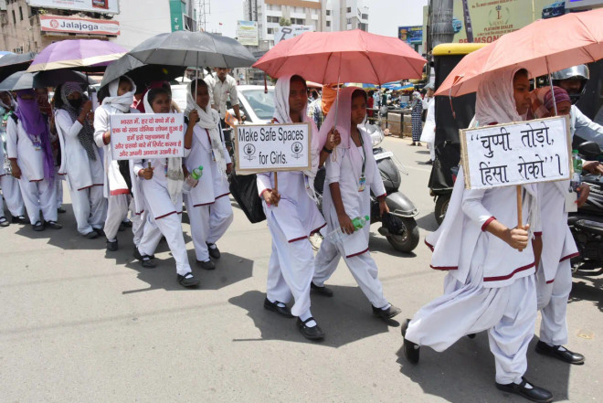 Des étudiantes indiennes manifestent pour condamner le viol de filles à Jharkhand, en Inde, le 8 mai 2018. Photo: AFP/VNA tre_em_gai.jpg