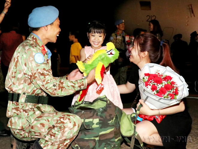La joie d’une famille d’un soldat ayant terminé sa mission de maintien de la paix au Soudan du Sud. Photo: VNA gia_dinh.jpg