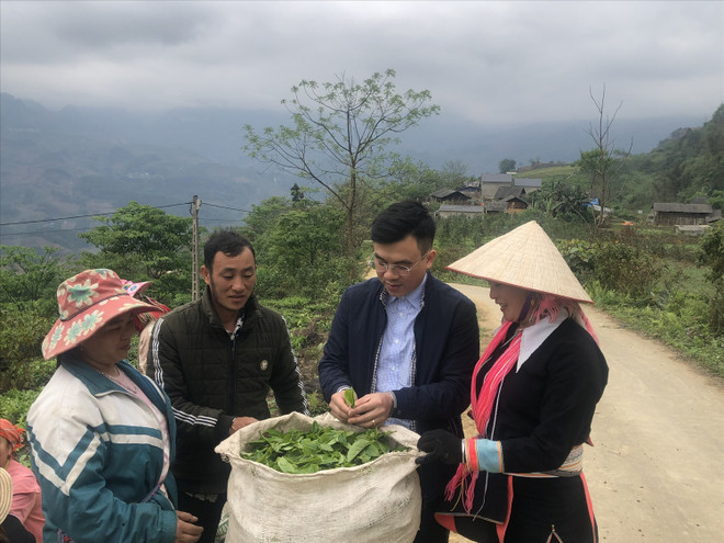 Dang Công Huân (portant le bluson noir), président du Comité populaire de la commune de Lung Khâu Nhin. Photo: baodantoc.vn z5332280826685_44a2bc28d7c37d8741293abea9abfd35.jpg