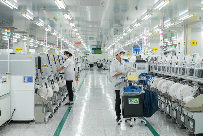 Le CIEM recommande d'améliorer la qualité de la croissance et la capacité d'innovation, de s'adapter aux grandes tendances telles que la transformation numérique, la transition verte, d'augmenter la productivité du travail ainsi que de perfectionner le cadre juridique pour les nouveaux modèles économiques tels que l'économie circulaire, l'économie numérique, l'économie du partage et l'économie créative. Photo: VietnamPlus nhan-vien-samsung-tai-day-chuyen-sx-cac-thiet-bi-5g-3-727.jpg.jpg
