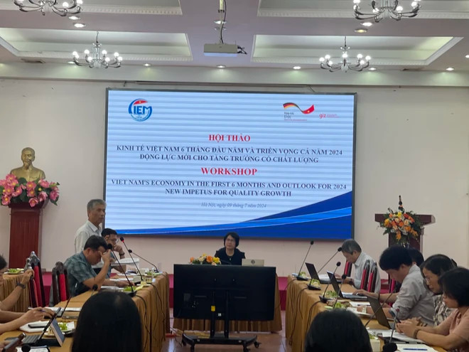 Séminaire organisée par le CIEM et l’Agence allemande de coopération internationale (GIZ) pour annoncer le rapport "L'économie vietnamienne pendant les six premiers mois et les perspectives pour l’ensemble de l'année 2024". Photo: VietnamPlus z5616383165343-9fcb16ca700f6a5136489db40f11b5b4-4114.jpg.jpg