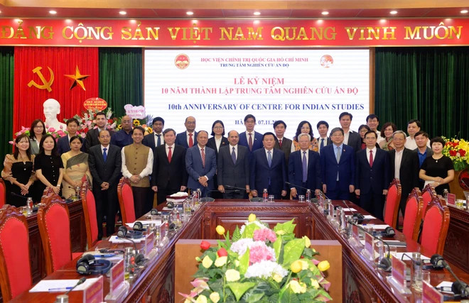 Les délégués et les experts à la cérémonie de célébration du 10e anniversaire du Centre de recherches sur l’Inde et au séminaire international « Le partenariat stratégique intégral Vietnam - Inde vers la vision de développement Vietnam 2045 - Inde 2047 ». Photo: VietnamPlus ando3.jpg