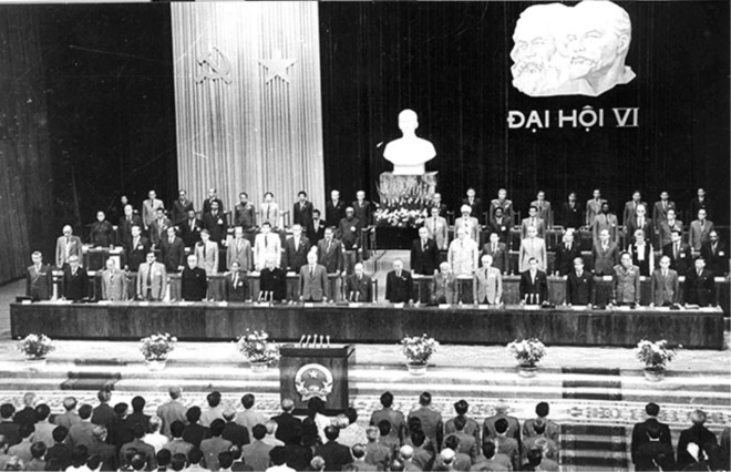 Le VIe Congrès national du Parti en 1986 a décidé de mener le processus de « Đổi mới » (Renouveau), ouvrant la voie vers le développement socioéconomique vigoureux et l’intégration internationale accrue du pays. Photo : VNA doi-moi.jpg