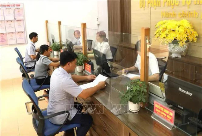 Des gens se rendent au Service Administratif de la commune Viet Thanh (district de Tran Yen, province de Yen Bai) pour effectuer les démarches administratives. Photo: VNA service.jpg
