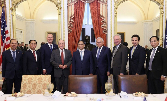 Le Premier ministre vietnamien Pham Minh Chinh (5e à droite) a rencontré 19 mars à Washington les responsables de la Commission des Relations extérieures ainsi que les Présidents du Sénat et de la Chambre des Représentants des États-Unis. Photo : VNA. 18_vithe02-1825x1108.jpg