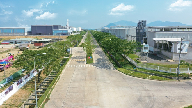 Le complexe pétrochimique du Sud dans la commune de Long Son, ville de Vung Tau, est investi par la sarl Long Son (Thaïlande). Ce projet est doté d’un investissement de plus de 5 milliards de dollars. Photo : VNA chat_luong_cao.jpg