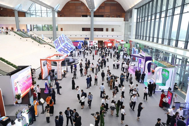 Des banques présentent de nouvelles technologies lors d'un événement. Photo: VietnamPlus chuyen-doi-so-nganh-ngan-hang-2024-ocb-6-6276.jpg.jpg