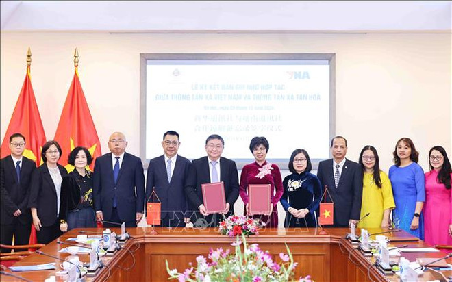 Les délégations de la VNA et de Xinhua. Photo: VNA ttxvn6-291124.jpg