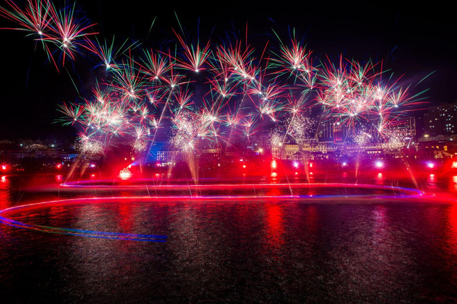 En venant à Sunset Town, les visiteurs peuvent regarder le feu d'artifice de 7 minutes à la fin du spectacle Kiss of the Sea - un spectacle multimédia sur mer le plus grand d'Asie. pq4.jpg