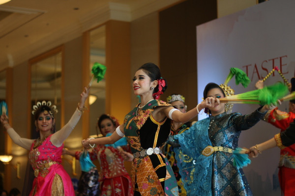 Spectacle de danse folklorique colorés interprétés par une troupe d'art de l'État de Perak, en Malaisie. Photo: VNA IMG_5336.jpg