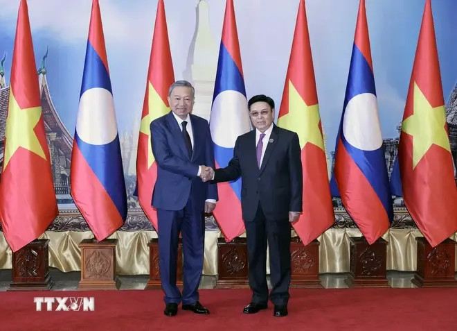 Le secrétaire général du Parti et président Tô Lâm (gauche) et le président lao de l'Assemblée nationale, Saysomphone Phomvihane. Photo: VNA ảnh_2.jpg