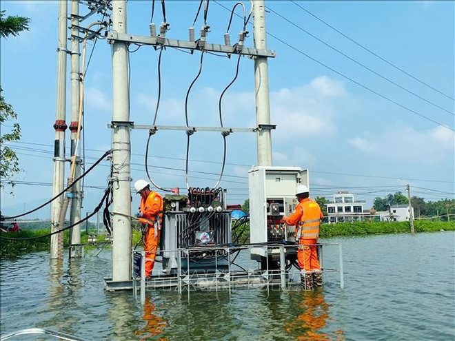 Rétablissement d'alimentation en électricité de Hanoï. Photo: VNA tram-bien-ap-180924.jpg