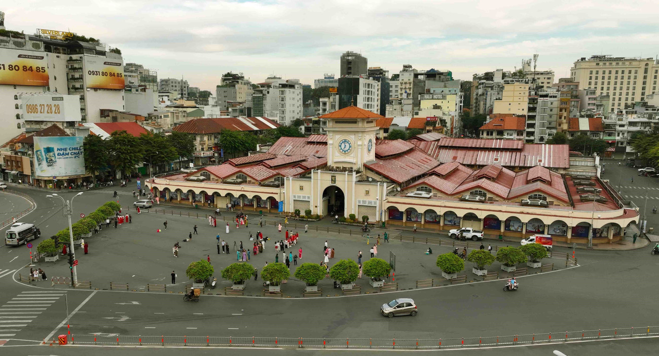 Situé au cœur du 1er arrondissement, le marché Ben Thanh est une véritable institution à Hô Chi Minh-Ville. Ce lieu emblématique est bien plus qu'un simple marché, c'est un melting-pot culturel, un havre de saveurs et un témoin de l'histoire de la ville. Photo : Vu Sinh – VNA 06-vna-potal-thanh-pho-ho-chi-minh-trung-tam-kinh-te-van-hoa-du-lich-dau-tau-cua-ca-nuoc-7778399.jpg