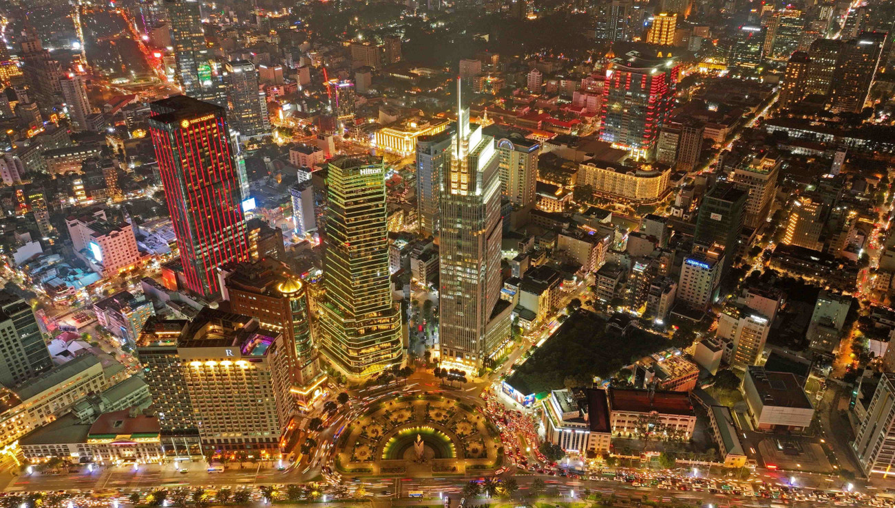 La zone du parc du quai de Bach Dang (rue Ton Duc Thang, quartier de Ben Nghe, 1er arrondissement). Photo : Vu Sinh – VNA 03-vna-potal-thanh-pho-ho-chi-minh-trung-tam-kinh-te-van-hoa-du-lich-dau-tau-cua-ca-nuoc-7778353.jpg