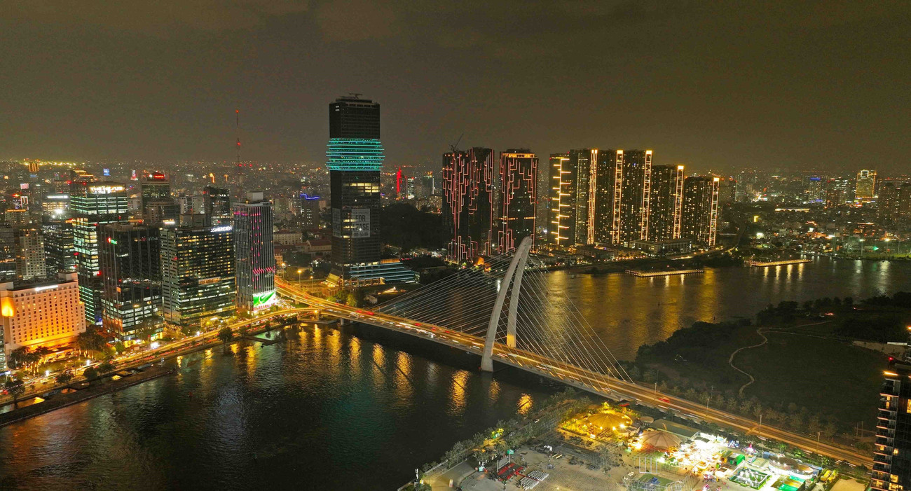 Le pont Ba Son est un ouvrage d'art contemporain qui traverse la rivière Saigon, reliant le dynamique 1er arrondissement à la ville de Thu Duc. Photo : Vu Sinh – VNA 08-vna-potal-thanh-pho-ho-chi-minh-trung-tam-kinh-te-van-hoa-du-lich-dau-tau-cua-ca-nuoc-7778334.jpg