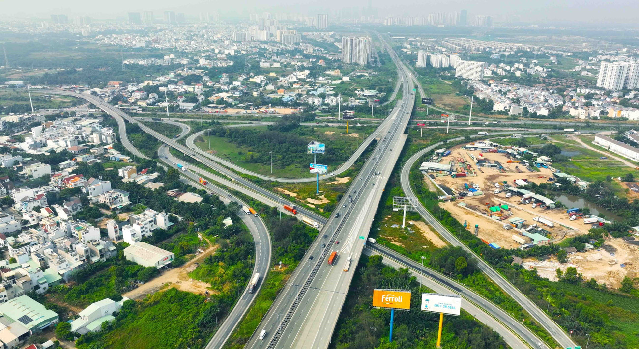 Intersection d'An Phu et de l'autoroute Long Thanh - Dau Giay, quartier d'An Phu, ville de Thu Duc. Photo : Vu Sinh – VNA 07-vna-potal-thanh-pho-ho-chi-minh-trung-tam-kinh-te-van-hoa-du-lich-dau-tau-cua-ca-nuoc-7778339.jpg