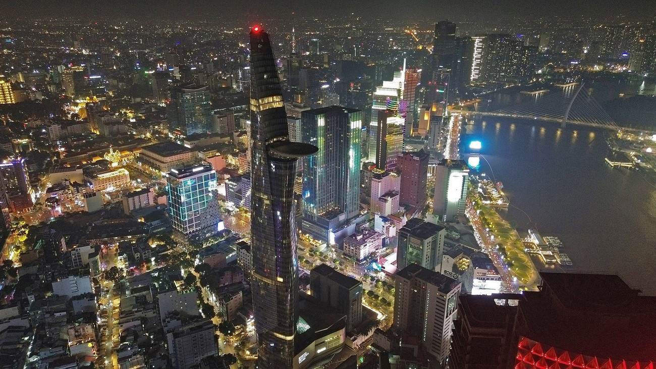 Depuis sa libération il y a 50 ans, Hô Chi Minh-Ville s'est métamorphosée en une métropole dynamique, mêlant harmonieusement tradition et modernité. Photo : Quoc Khanh - VNA 10-vna-potal-thanh-pho-ho-chi-minh-trung-tam-kinh-te-van-hoa-du-lich-dau-tau-cua-ca-nuoc-7778397.jpg