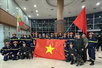 Les secouristes du ministère vietnamien de la Sécurité publique arrivent au Myanmar. Photo: VNA