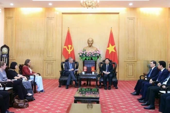 Le professeur-docteur Nguyên Xuân Thang, directeur de l’Académie nationale de politique Hô Chi Minh, reçoit l’ambassadeur du Danemark au Vietnam, Nicolai Prytz. Photo: VNA