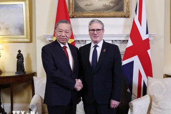 Le secrétaire général du Parti communiste du Vietnam (PCV), Tô Lâm (gauche), et le Premier ministre britannique, Keir Starmer. Photo: VNA